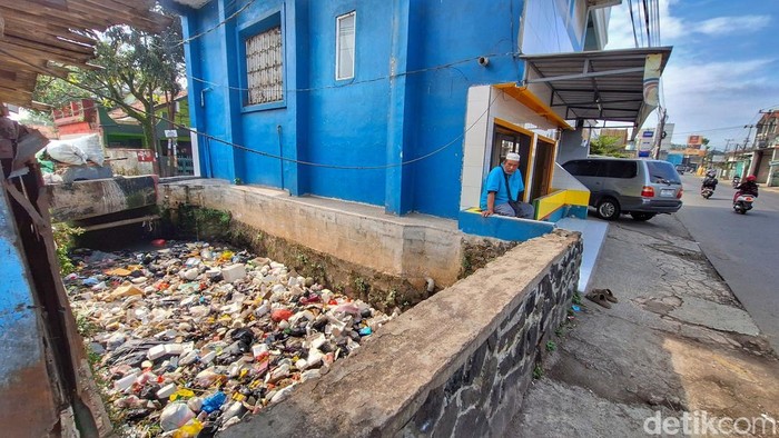 Kondisi sampah berbahan styrofoam yang menumpuk di aliran Sungai Cikahiyangan, Kopo Sayati, Kabupaten Bandung, Jumat (10/1/2025).