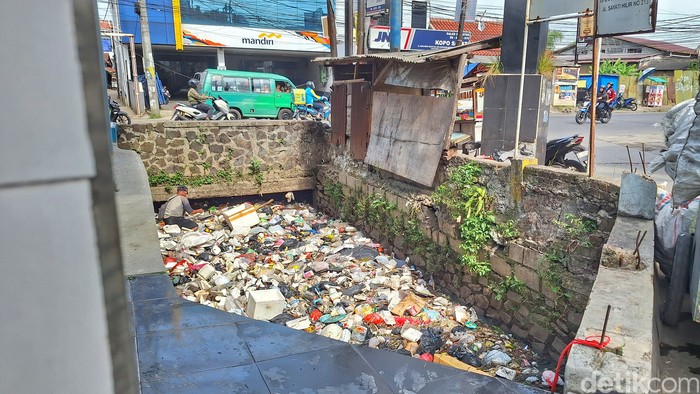 Kondisi sampah berbahan styrofoam yang menumpuk di aliran Sungai Cikahiyangan, Kopo Sayati, Kabupaten Bandung, Jumat (10/1/2025).