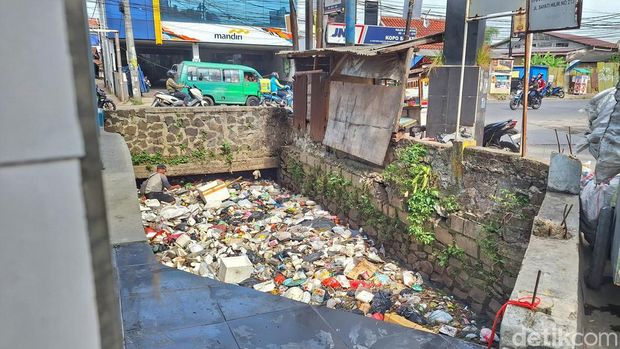 Kondisi sampah berbahan styrofoam yang menumpuk di aliran Sungai Cikahiyangan, Kopo Sayati, Kabupaten Bandung, Jumat (10/1/2025).
