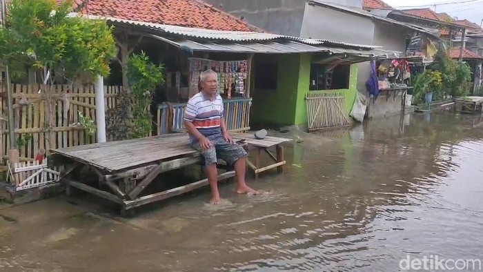 Kondisi warga Desa Ambulu saat banjir rob
