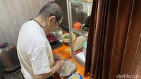 Ko Petrus sang pemilik kedai menceritakan bahwa ia mulai berjualan mie sejak tahun 1970 dan masih bertahan sampai sekarang. Semuanya ia siapkan sendiri. Foto: detikFood