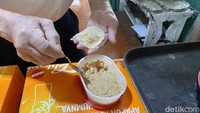 Lalu ada Suikiaw yang dibuat dadakan ketika ada yang pesan, menggunakan isian daging udang dan ayam yang dicincang halus. Foto: detikFood