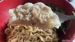 Lezatnya Legendaris! Bakmi Topping Ayam Kampung Halal di Cikini