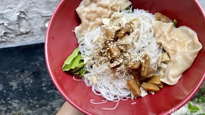 Lezatnya Legendaris! Bakmi Topping Ayam Kampung Halal di Cikini