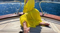 Saat di Italia, dia juga menikmati indahnya laut Pulau Capri.