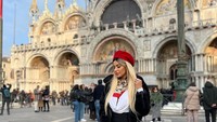 Ini fotonya saat liburan ke Veneza, Italia