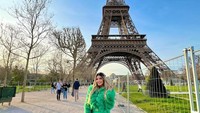 Selain membagikan pemotretan untuk majalah, Janana Prazeres juga membagikan momen dia jalan-jalan ke tepmat ikonik di dunia. Gayanya berpose dengan latar Menara Eiffel di Paris, Prancis