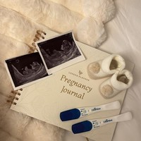 Diketahui berpacaran sejak tahun lalu, baru-baru ini terungkap bahwa Lilly-Ella dan Lee tengah menantikan anak bersama. Hal ini disampaikan Lilly sendiri di Instagram-nya. Sambil mengunggah foto scan kehamilan, wanita 20 tahun itu menulis, Our little secret. The best news... mini us is on the way,” Foto: Instagram