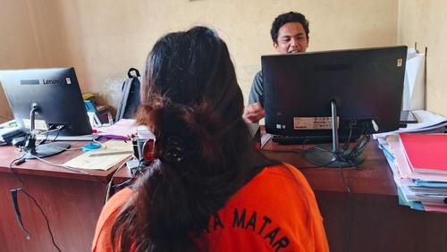 Mahasiswi kebidanan inisial RAY (26) asal Kabupaten Dompu saat diperiksa polisi karena aborsi janin. (istimewa)