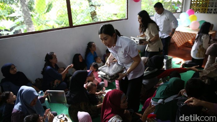 Makan Bergizi Gratis (MBG) untuk ibu hamil, ibu menyusui, dan balita resmi dimulai. Begini pelaksanaanya di Posyandu Anyelir, Ciracas, Jakarta Timur.