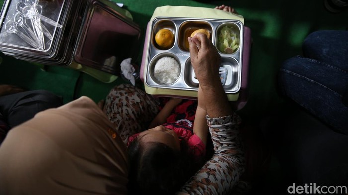 Makan Bergizi Gratis (MBG) untuk ibu hamil, ibu menyusui, dan balita resmi dimulai. Begini pelaksanaanya di Posyandu Anyelir, Ciracas, Jakarta Timur.