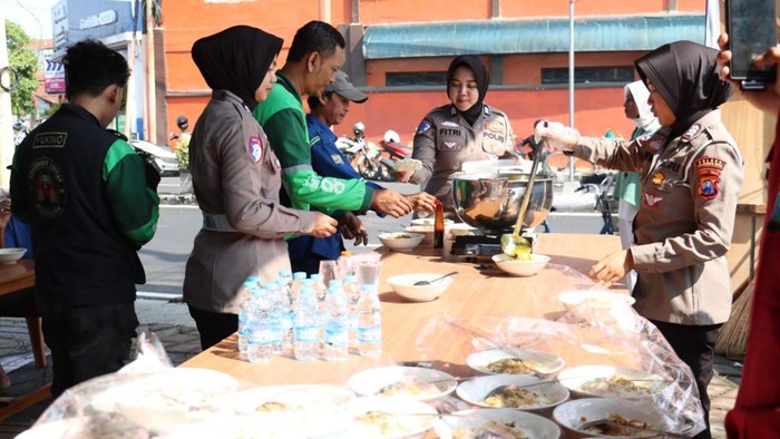 Makan gratis di Cangkrukan Mahameru Kota Mojokerto