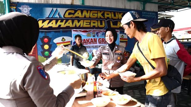 Makan gratis di Cangkrukan Mahameru Kota Mojokerto