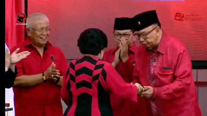 Megawati beri potongan tumpeng pertama HUT ke-52 PDIP ke Sidarto Danusubroto (Dwi/detikcom)