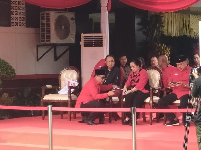 Megawati hadiri HUT ke-52 PDIP di Sekolah Partai, Lenteng Agung, Jaksel., Jumat (10/1/2025).