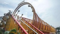 Berada di dekat kawasan Pecinaan, jembatan ini didesign dengan menggunakan warna merah dan kuning.