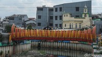 Jembatan ini melintasi kali krukut di bawahnya.