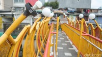Di atas jembatan juga terdapat sejumlah lampu, namun sayang beberapa lampu nampak tak terawat.
