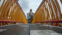 Warga beraktivitas di Jembatan Kali Opak, Tambora, Jakarta Barat, Jumat (10/1/2024).
