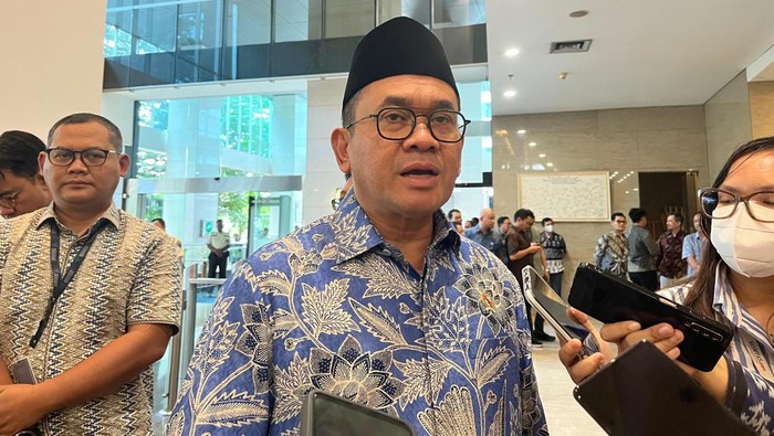 Mendag Budi Santoso ungkap harga minyakita sudah turun, di Kantornya, Jumat (10/1/2025).