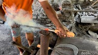 Pembakarannya hanya menggunakan arang yang baranya dialiri udara dari blower elektrik. Sejak 1971 sampai 1990, Sulkan menggunakan alat tradisional bernama ubup untuk mengalirkan udara ke bara arang.