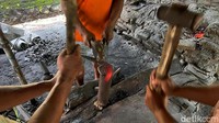 Ia dibantu adik kandungnya, Suyopo (55) dan keponakannya, Jumain (35). Mereka memproduksi alat-alat pertanian, seperti sabit, bendo, parang, pedang dan cangkul.