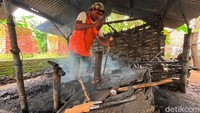 Sulkan (66) menjadi satu-satunya pande besi tradisional yang masih eksis di Desa Watesumpak, Trowulan, Mojokerto.