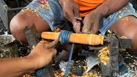 Mereka membentuk gagang secara manual dengan bantuan tali tambang, pahat dan sandaran kayu. Pemasangan bilah ke gagang menjadi tahap akhir.