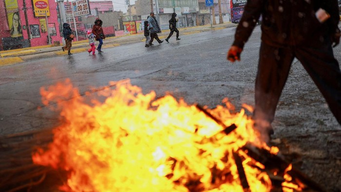 Menikmati Hujan Salju di Meksiko People walk near a bonfire as it snows in Ciudad Juarez, Mexico, January 9, 2025. REUTERS/Jose Luis Gonzalez