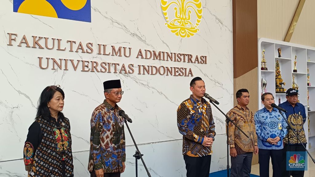 Menko Infrastruktur dan Pembangunan Kewilayahan, Agus Harimurti Yudhoyono (Menko AHY) bersama Menteri Pekerjaan Umum (PU) Dody Hanggodo meresmikan Gedung Fakultas Ilmu Administrasi Universitas Indonesia, Depok, Jumat (10/1/2025). (CNBC Indonesia/Martyasari Rizky)