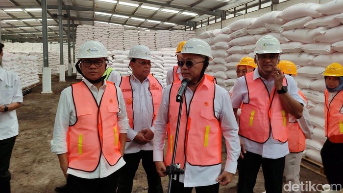 Menko Pangan Zulkifli Hasan (Zulhas) meninjau gudang pupuk milik PT Pupuk Indonesia di Kota Serang. (Bahtiar/detikcom).