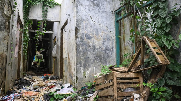 Seorang warga berjalan di antara bangunan yang terbengkalai di kawasan RW 07 Kelurahan Pejaten Timur, Pasar Minggu, Jakarta, Jumat (10/1/2025). Menurut warga, puluhan rumah di permukiman tersebut telah ditinggalkan pemiliknya karena rusak terendam banjir serta masuk dalam rencana kawasan normalisasi Sungai Ciliwung. ANTARA FOTO/Sulthony Hasanuddin/nz