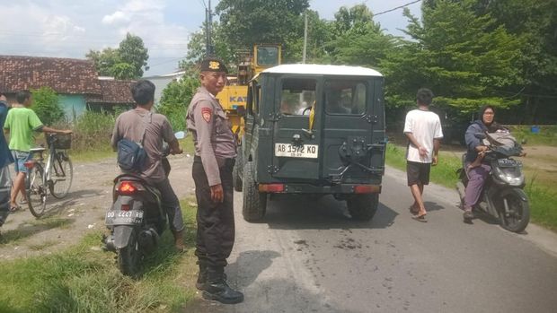 Mobil Daihatsu Taft yang tercebur sungai Karangploso, Piyungan, Kabupaten Bantul, setelah dievakuasi, Jumat (10/1/2025) siang.