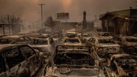 Mobil-mobil yang hangus terbakar bersebaran di jalanan. AP/Ethan Swope