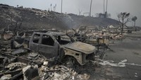 Sebuah kendaraan dan bangunan lain terbakar saat Kebakaran Palisades melanda sebuah lingkungan di tengah angin kencang di kawasan Pacific Palisades, Los Angeles, California, AS. AP/Damian Dovarganes