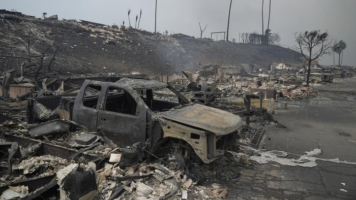 Mobil-mobil Hangus Jadi Saksi Bisu Ganasnya Kebakaran Hutan di California A vehicle and other structures are burned as the Palisades Fire ravages a neighborhood amid high winds in the Pacific Palisades neighborhood of Los Angeles, Wednesday, Jan. 8, 2025. (AP Photo/Damian Dovarganes)
