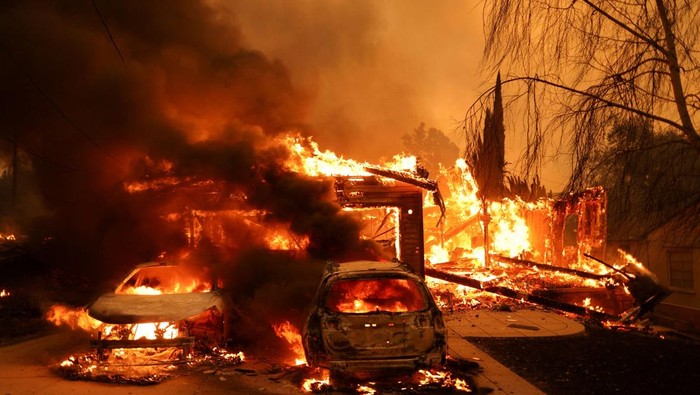 Burned vehicles lie in ruin after the Eaton Fire tore through a neighborhood, while a pair of massive wildfires menacing Los Angeles from the east and west were still burning uncontained, in Altadena, California, U.S. January 9, 2025. REUTERS/Mario Anzuoni