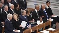 Mantan Presiden Barack Obama berbincang dengan Presiden terpilih Donald Trump saat Melania Trump membacakan program pemakaman sebelum pemakaman kenegaraan untuk mantan Presiden Jimmy Carter di Katedral Nasional Washington di Washington, Kamis (9/1/2025). AP/Jacquelyn Martin