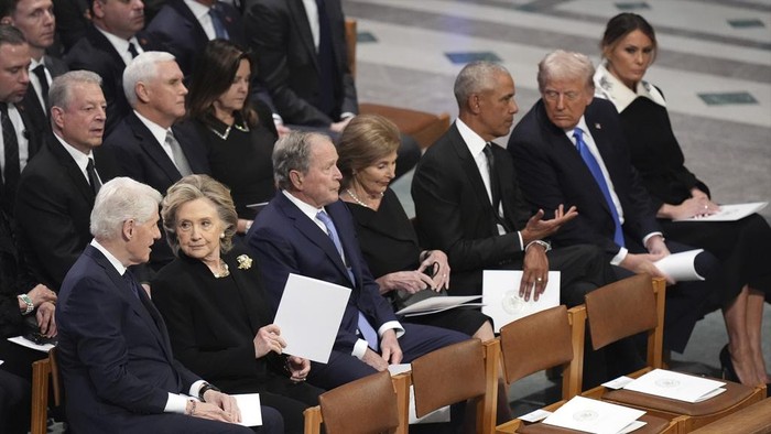 Momen Akrab Trump dan Obama Saat Pemakaman Jimmy Carter Former President Barack Obama talks with President-elect Donald Trump as Melania Trump reads the funeral program before the state funeral for former President Jimmy Carter at Washington National Cathedral in Washington, Thursday, Jan. 9, 2025. (AP Photo/Jacquelyn Martin)