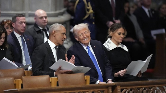 Momen Akrab Trump dan Obama Saat Pemakaman Jimmy Carter Former President Barack Obama talks with President-elect Donald Trump, next to Melania Trump, as they arrive to attend the state funeral for former President Jimmy Carter at Washington National Cathedral in Washington, Thursday, Jan. 9, 2025. (AP Photo/Ben Curtis)