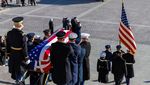 Momen Jenazah Jimmy Carter Dibawa Keluar Gedung Capitol