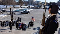 Proses dimulai pada pagi hari saat anggota dinas militer membawa peti jenazah Carter yang dibungkus bendera AS menuruni tangga timur Gedung Capitol AS. 