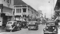 Tak berbeda jauh dengan sekarang, jalanan Braga tetap menawan sejak dulu. Bangunan-bangunan dari era kolonial masih menghiasi sudut Braga hingga sekarang. Foto: Braga Permai/Archive