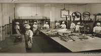 Resto ini sejak dulu terkenal dengan es krimnya. Kemudian juga menjual kue-kue khas Belanda seperti speculaas almond, boosterstaf, ontbijkoek, dan lain-lain. Foto: Braga Permai/Archive