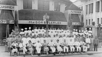 Braga permai berlokasi sama-sama di Jalan Braga nomor 58. Berdiri sejak 1918, kelezatan makanan di tempat ini tak lekang oleh zaman. Zaman dahulu, Braga Permai bernama Maison Bogerijen.  Foto: Braga Permai/Archive
