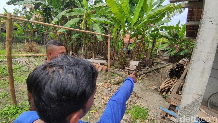 Nur menunjuk jalan di samping rumahnya yang menuju rumah ST dan kerap dilewati korban. Foto diunggah Jumat (10/1/2025).