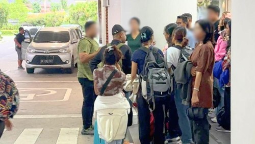 Orang asing berinsial VV terciduk petugas imigrasi saat kedapatan menyambut turis asing di terminal internasional Bandara I Gusti Ngurah Rai, Bali, Rabu (8/1/2025). (Foto: Dok. Imigrasi Ngurah Rai)