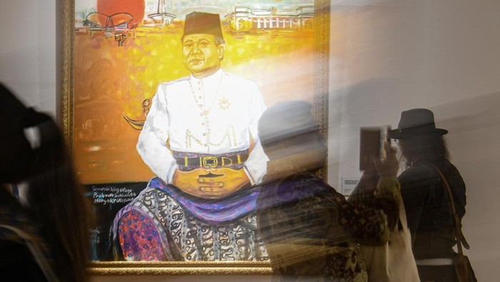 Pengunjung mengamati lukisan pada pameran Jejak Perlawanan “Sang Presiden 2001” karya Hardi di Galeri Nasional, Jakarta, Kamis (9/1/2025). Pameran tersebut digelar untuk mengenang perjalanan almarhum Hardi (1951-2023), perupa visioner yang menjadikan seni sebagai alat perlawanan, ruang dialog, dan refleksi atas realitas sosial-politik Indonesia dan media komunikasi yang menghubungkan tradisi dengan inovasi, lokalitas dengan universalitas, serta menggambarkan dinamika perjalanan bangsa ini. ANTARA FOTO/Muhammad Adimaja/rwa.