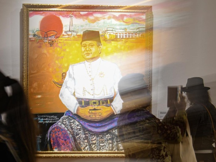 Pengunjung mengamati lukisan pada pameran Jejak Perlawanan “Sang Presiden 2001” karya Hardi di Galeri Nasional, Jakarta, Kamis (9/1/2025). Pameran tersebut digelar untuk mengenang perjalanan almarhum Hardi (1951-2023), perupa visioner yang menjadikan seni sebagai alat perlawanan, ruang dialog, dan refleksi atas realitas sosial-politik Indonesia dan media komunikasi yang menghubungkan tradisi dengan inovasi, lokalitas dengan universalitas, serta menggambarkan dinamika perjalanan bangsa ini. ANTARA FOTO/Muhammad Adimaja/rwa.