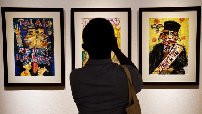 Pengunjung mengamati lukisan pada pameran Jejak Perlawanan “Sang Presiden 2001” karya Hardi di Galeri Nasional, Jakarta, Kamis (9/1/2025). Pameran tersebut digelar untuk mengenang perjalanan almarhum Hardi (1951-2023), perupa visioner yang menjadikan seni sebagai alat perlawanan, ruang dialog, dan refleksi atas realitas sosial-politik Indonesia dan media komunikasi yang menghubungkan tradisi dengan inovasi, lokalitas dengan universalitas, serta menggambarkan dinamika perjalanan bangsa ini. ANTARA FOTO/Muhammad Adimaja/rwa.